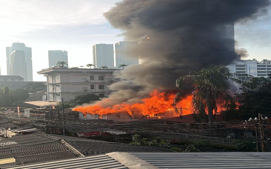 Jakarta, 6 Oktober 2025—Sebuah pabrik kopi yang berlokasi di Jalan Gang Bunga Belakang I, RT.09/RW.09, Kelurahan Pal Meriam, Kecamatan Matraman, Jakarta Timur (titik kenal Stasiun Pondok Jati), dilaporkan terbakar, pada Senin (6/10) siang.