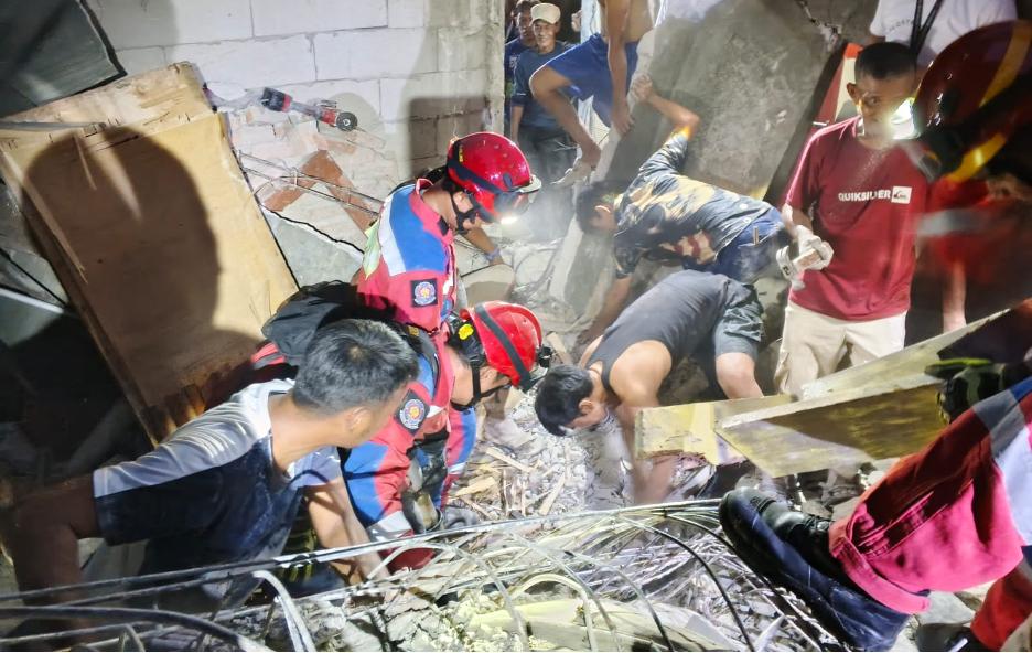 Jakarta, 9 Oktober 2025—Petugas Suku Dinas Penanggulangan Kebakaran dan Penyelamatan (Gulkarmat) Kota Administrasi Jakarta Utara berhasil mengevakuasi dua pekerja tertimpa bangunan runtuh. Peritiwa ini terjadi di Jalan Budi Mulia, Gang 7, RT.011/RW.011,