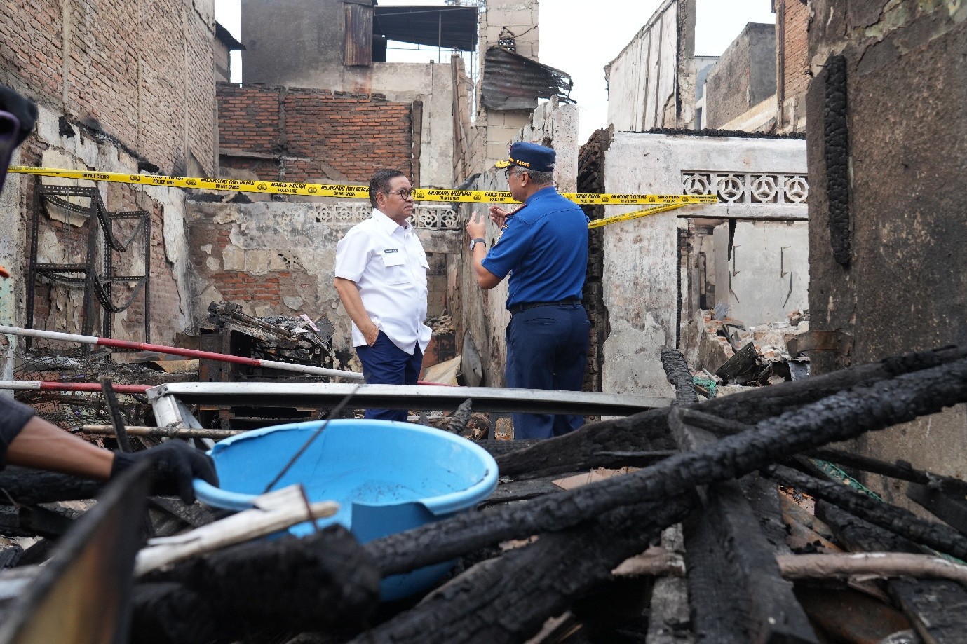 Kepala Dinas Penanggulangan Kebakaran dan Penyelamatan (Gulkarmat) DKI Jakarta mendampingi Gubernur DKI Jakarta, Pramono Anung, meninjau lokasi kebakaran di permukiman padat penduduk di Gang Langgar 1, Tangki, Tamansari, Jakarta Barat