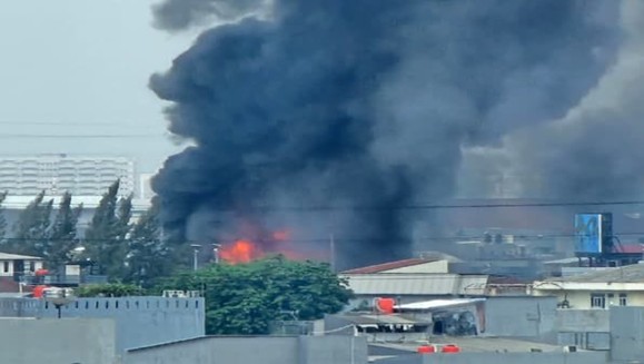 Kebakaran melanda sebuah gudang konveksi di Jalan Sukajaya 1, RT.04/RW.01, Kelurahan Jelambar Baru, Kecamatan Grogol Petamburan, Jakarta Barat, pada Sabtu pagi.