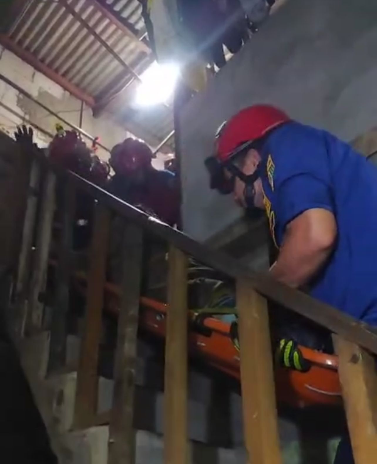 Petugas Penyelamat Sektor Kemayoran, Jakarta Pusat berhasil mengevakuasi jenazah dari lantai dua sebuah rumah di Jalan Kran III Dalam, RT. 14/RW. 5, Kelurahan Gunung Sahari Selatan, Kecamatan Kemayoran, Jakarta Pusat.