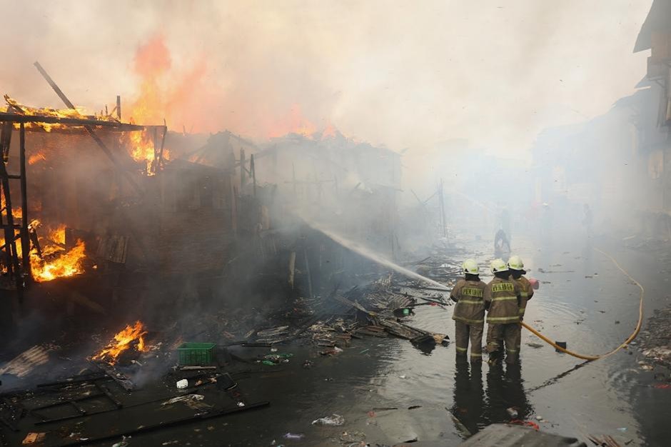 Petugas Pemadam Jakarta berhasil memadamkan kebakaran yang terjadi pada sebuah rumah tinggal di Jalan Kampung Duri Dalam, Gang Gerindo 5 RT 10/RW 05, Kelurahan Duri Selatan, Kecamatan Tambora, Jakarta Barat.