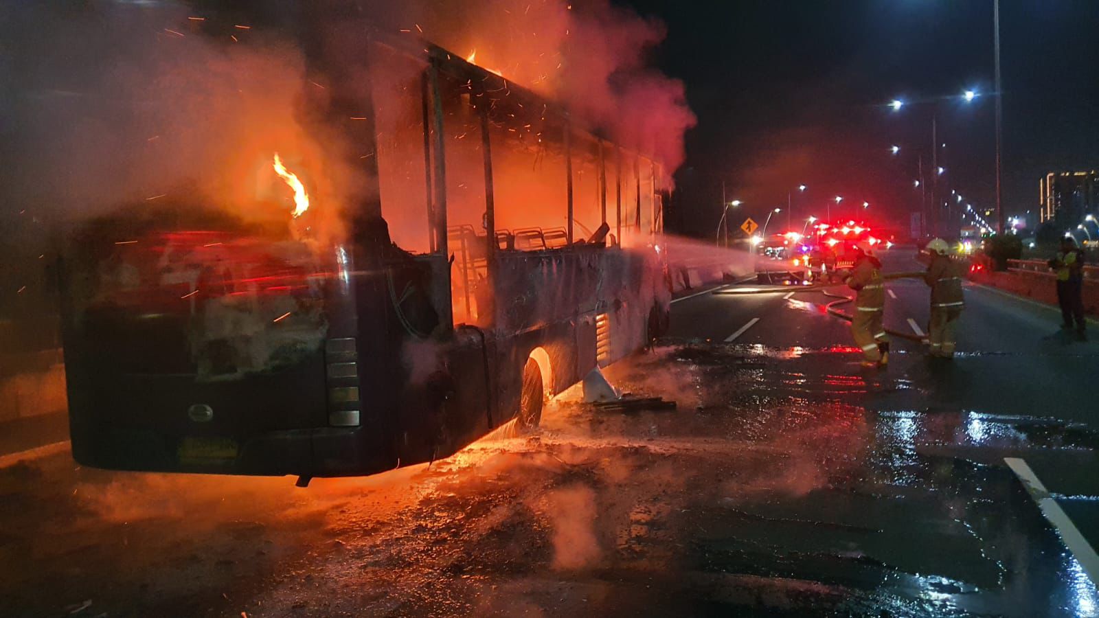 Jakarta, 15 Oktober 2025–Sebuah mobil bus dilaporkan terbakar di ruas Tol Dalam Kota KM 11 arah Cawang, tepatnya di Kelurahan Kelapa Gading Barat, Kecamatan Kelapa Gading, Jakarta Utara, pada Selasa malam (14/10).
