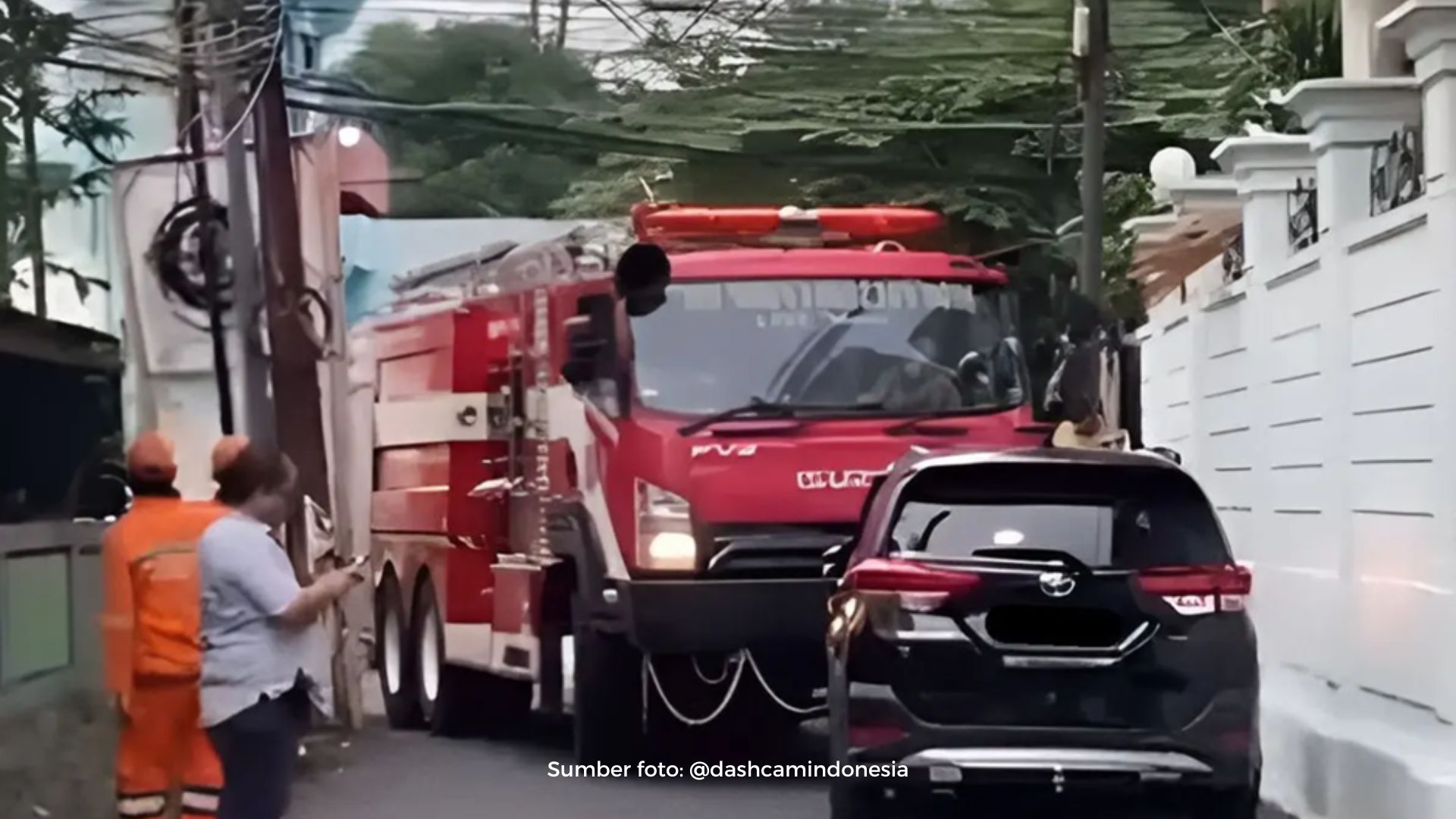 Jakarta sebagai kota yang padat memiliki tantangan tersendiri dalam penataan lalu lintas dan tata ruang kota. Salah satu masalah serius yang menghambat upaya penyelamatan saat terjadi kebakaran, yakni perilaku masyarakat yang kerap parkir sembarangan.